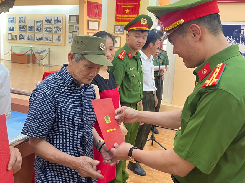 Nghĩa tình của cán bộ, chiến sỹ Công an Thủ đô Nghĩa tình của cán bộ, chiến sỹ Công an Thủ đô