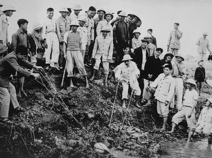 Bác Hồ thăm đồng và tát nước cùng bà con xã Tả Thanh Oai năm 1958 Bác Hồ thăm đồng và tát nước cùng bà con xã Tả Thanh Oai năm 1958