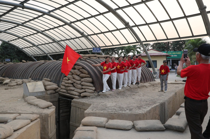 Du khách chụp ảnh lưu niệm tại di tích hầm De Castries