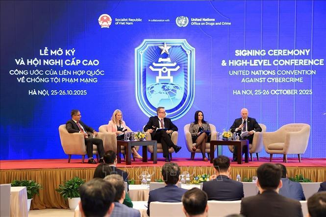 Các đại biểu thảo luận tại phiên thảo luận cấp cao