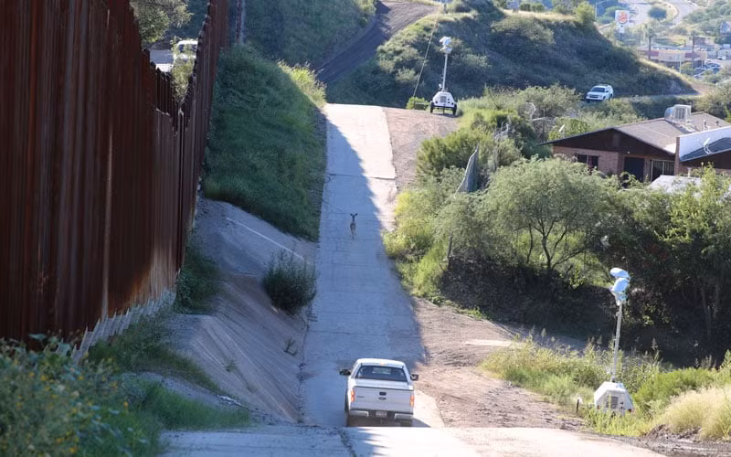 Các vụ vượt biên trái phép ở Arizona gần đây giảm mạnh do bị chính quyền siết chặt Các vụ vượt biên trái phép ở Arizona gần đây giảm mạnh do bị chính quyền siết chặt