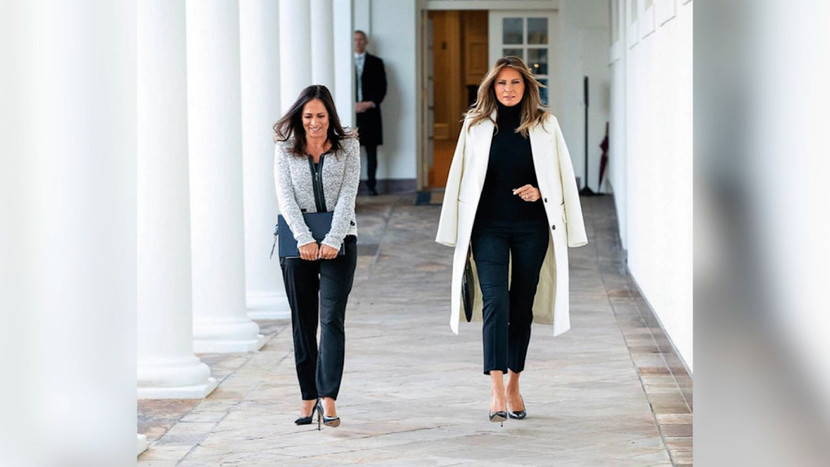 Đệ nhất phu nhân Melania Trump và phụ tá trong khuôn viên Nhà Trắng Đệ nhất phu nhân Melania Trump và phụ tá trong khuôn viên Nhà Trắng