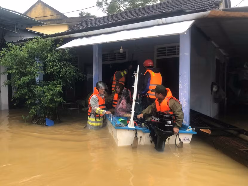 Công an phường Hương Thủy (TP Huế) túc trực 24/24 giờ, nỗ lực hỗ trợ, di dời, cứu hộ cứu nạn, đảm bảo an toàn tính mạng và tài sản cho nhân dân