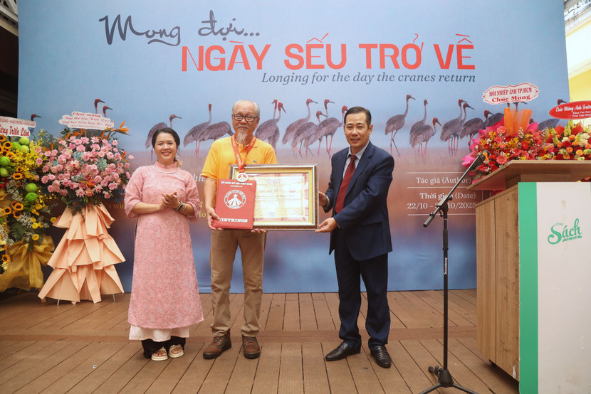 Ông Nguyễn Trường Sinh nhận chứng nhận từ Tổ chức Kỷ lục Việt Nam (VietKings) tại triển lãm ảnh ở TP.HCM ngày 22-10