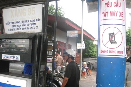 Nhiều cây xăng đã dán biển cấm sử dụng điện thoại di động khi mua xăng