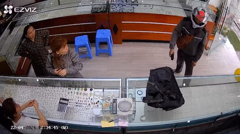 Hình ảnh trích xuất từ Camera an ninh khi đối tượng dùng dùi cui điện đe doạ chủ tiệm vàng nhằm cướp tài sản. Đại uý Vũ Thế Dũng và Thiếu tá Nguyễn Mạnh Hùng phối hợp cùng quần chúng nhân dân khống chế đối tượng.