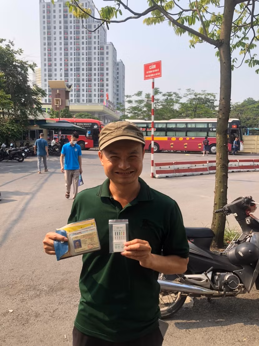 Một bác tài phấn khởi sau khi test, đảm bảo sức khỏe thực hiện hành trình