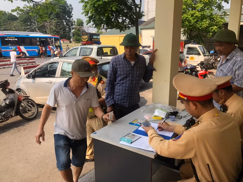 Các bác tài và cả phụ xe được test nồng độ cồn, ma túy
