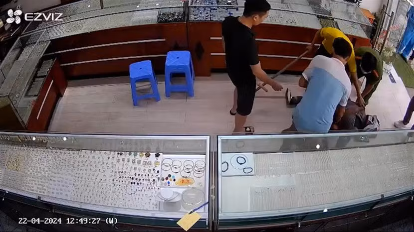 Đại uý Vũ Thế Dũng và Thiếu tá Nguyễn Mạnh Hùng phối hợp cùng quần chúng nhân dân khống chế đối tượng.