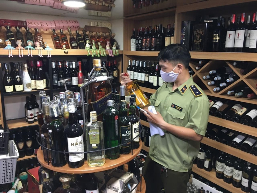 Tem điện tử sẽ được dán lên từng chai rượu, bao thuốc lá