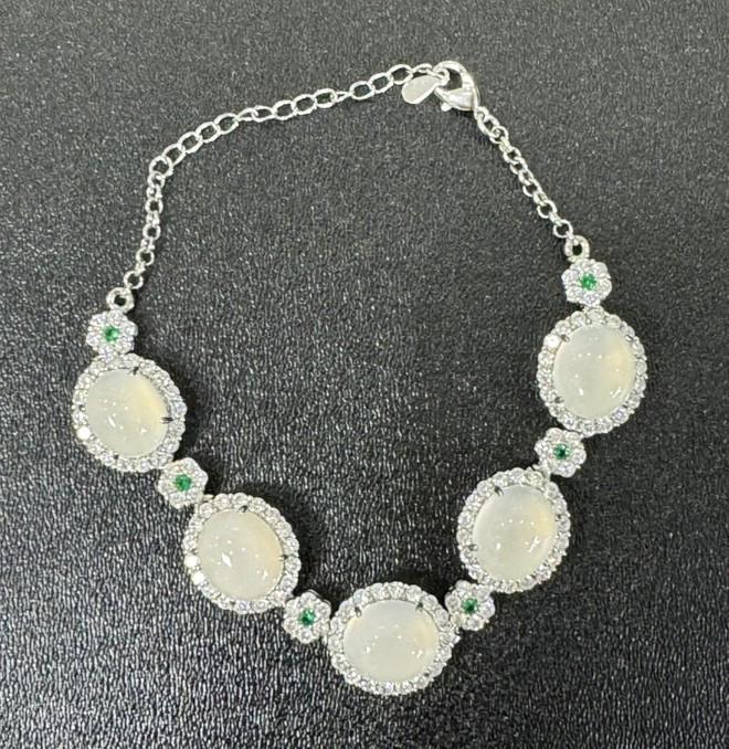 Một món trang sức trên xe ô tô bị Hưng lấy trộm Một món trang sức trên xe ô tô bị Hưng lấy trộm