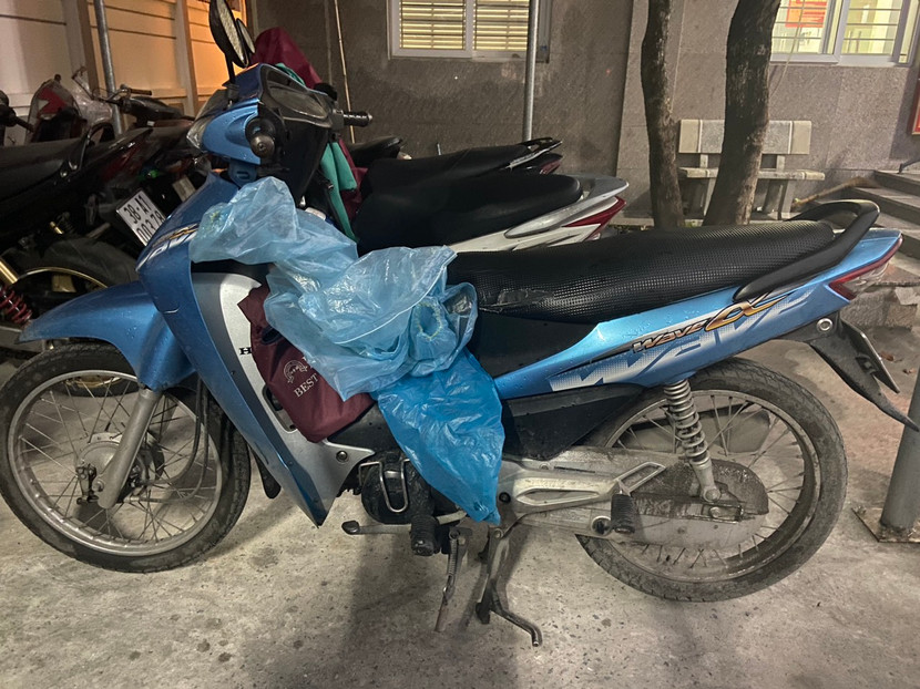 Chiếc xe máy đối tượng V. thường sử dụng để đi xin tiền Chiếc xe máy đối tượng V. thường sử dụng để đi xin tiền