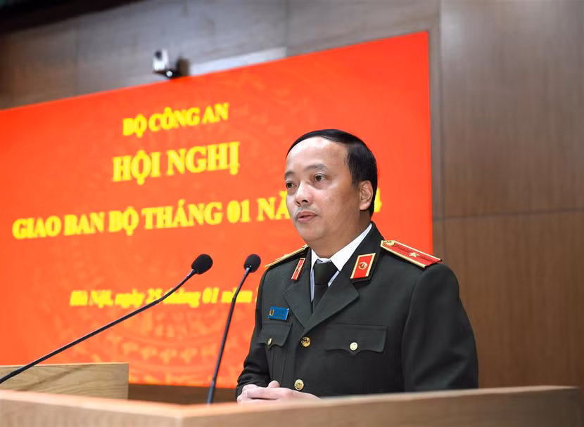 Thiếu tướng Đặng Hồng Đức, Chánh Văn phòng Bộ Công an trình bày báo cáo tại Hội nghị.