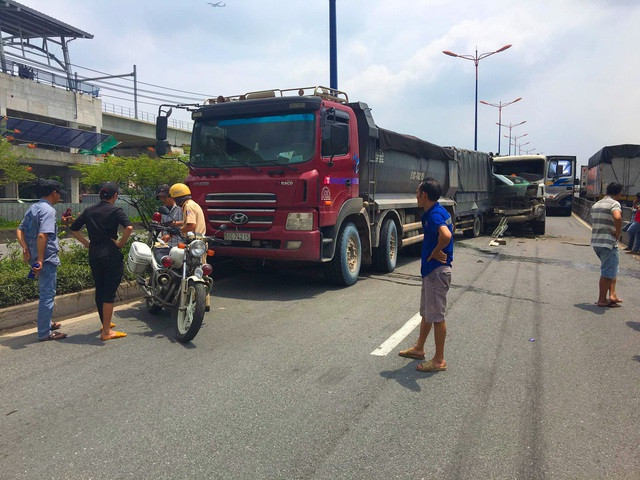 Hiện trường vụ tai nạn liên hoàn ở cầu vượt Thủ Đức sáng 14-8