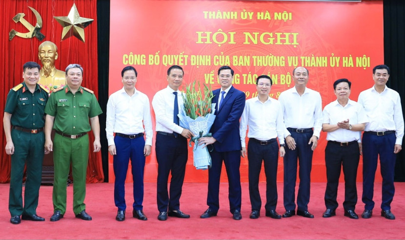 Các đồng chí lãnh đạo quận Hoàng Mai chúc mừng đồng chí Nguyễn Xuân Phong Các đồng chí lãnh đạo quận Hoàng Mai chúc mừng đồng chí Nguyễn Xuân Phong