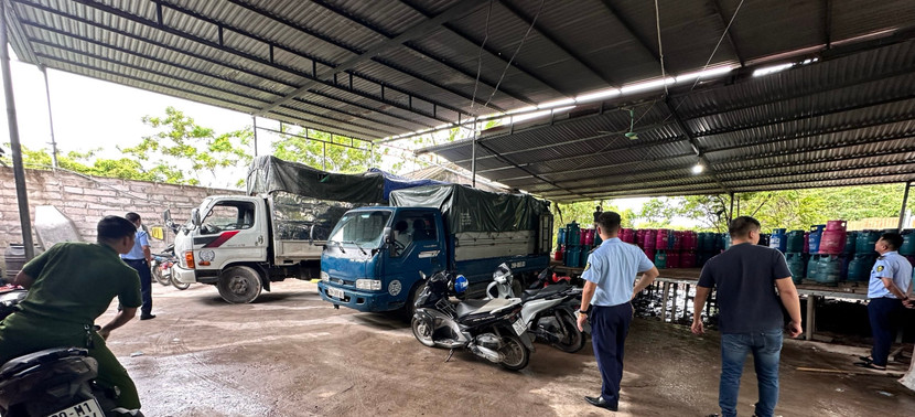 Lực lượng chức năng kiểm tra điểm nghi vấn san chiết gas trái phép Lực lượng chức năng kiểm tra điểm nghi vấn san chiết gas trái phép