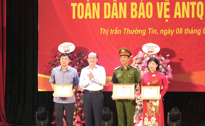 Phó Bí thư Thành ủy, Chủ tịch HĐND thành phố Nguyễn Ngọc Tuấn khen thưởng các tập thể, cá nhân có thành tích xuất sắc trong phong trào bảo vệ an ninh Tổ quốc thị trấn Thường Tín