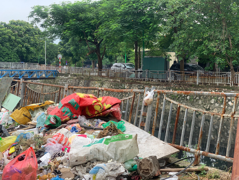 Rác thải đổ sát những đoạn lan can nghiêng ngả