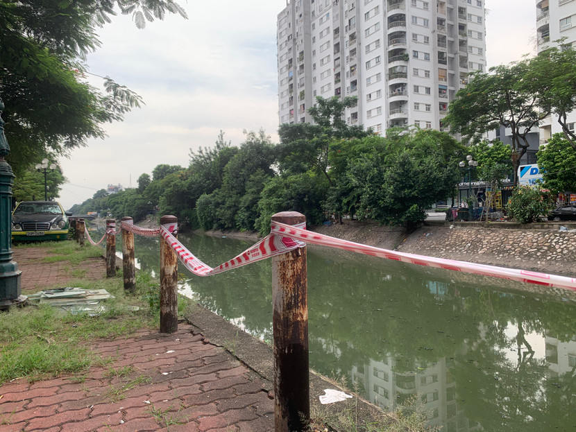 Đoạn lan can hỏng trên sông Kim Ngưu được thay thế bằng cách chăng dây tạm thời