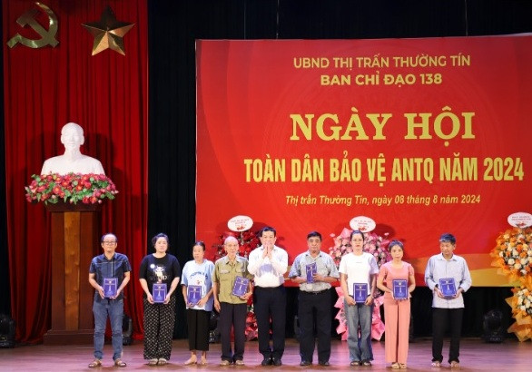 Đồng chí Nguyễn Tiến Minh, Thành ủy viên, Bí thư Huyện ủy tặng quà các hộ gia đình khó khăn trên địa bàn Thị trấn Thường Tín