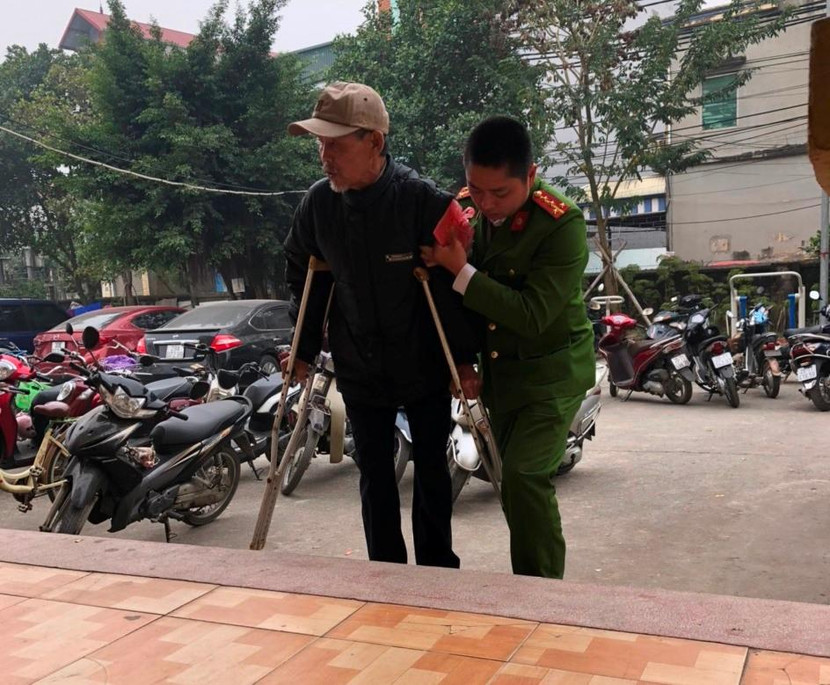 Tận tình giúp đỡ công dân đến làm thủ tục giấy tờ