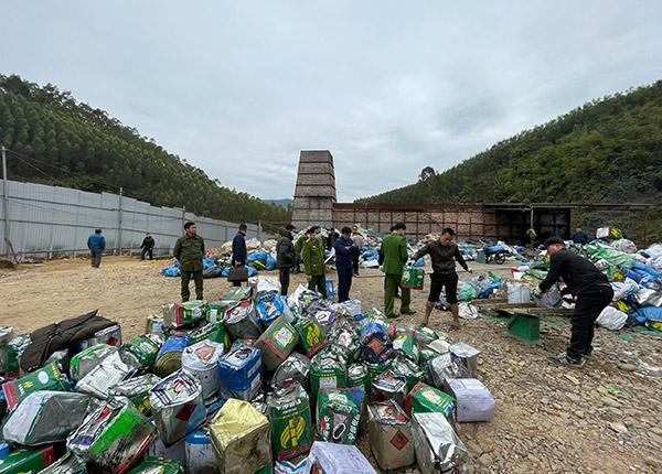 Lực lượng chức năng kiểm tra, phân loại số nguyên liệu chế biến tại lò đốt Lực lượng chức năng kiểm tra, phân loại số nguyên liệu chế biến tại lò đốt