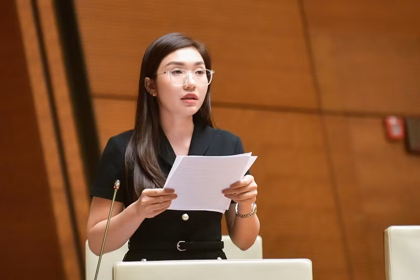 Đại biểu Quàng Thị Nguyệt (đoàn Điện Biên) phát biểu Đại biểu Quàng Thị Nguyệt (đoàn Điện Biên) phát biểu