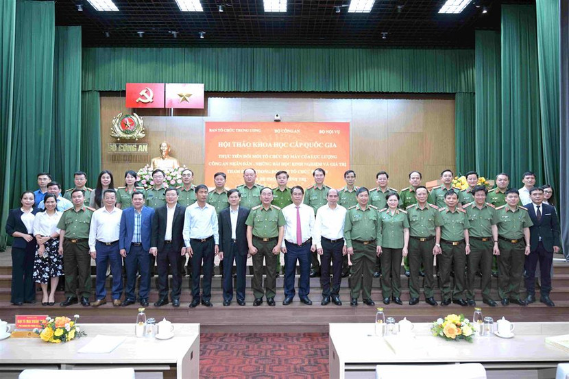 Các đại biểu dự hội thảo chụp ảnh lưu niệm.