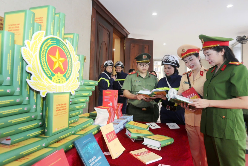 Không gian văn hóa trang trọng được tổ chức ở khu vực tiền sảnh hội trường lớn CATP, số 87 Trần Hưng Đạo