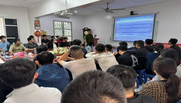 Cán bộ giảng viên tuyên truyền, bồi dưỡng kiến thức lý thuyết công tác PCCC&amp;CNCH cho cán bộ, công nhân viên Công ty cổ phần may Sơn Hà