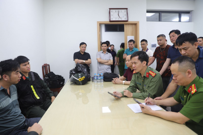 Giám đốc Công an tỉnh Bắc Ninh Bùi Duy Hưng trực tiếp đấu tranh với các đối tượng. Giám đốc Công an tỉnh Bắc Ninh Bùi Duy Hưng trực tiếp đấu tranh với các đối tượng.