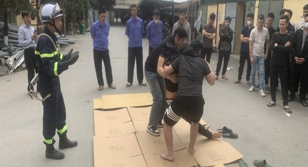 Học viên thực hành các động tác cứu nạn cứu hộ