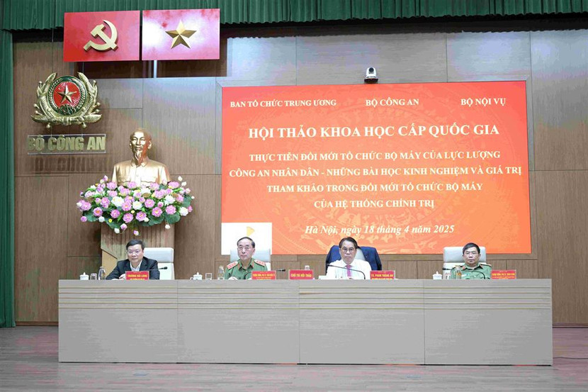 Các đồng chí: Thứ trưởng Bộ Công an Trần Quốc Tỏ; Phó Trưởng Ban Tổ chức Trung ương Phan Thăng An; Thứ trưởng Bộ Nội vụ Trương Hải Long đồng chủ trì hội thảo.