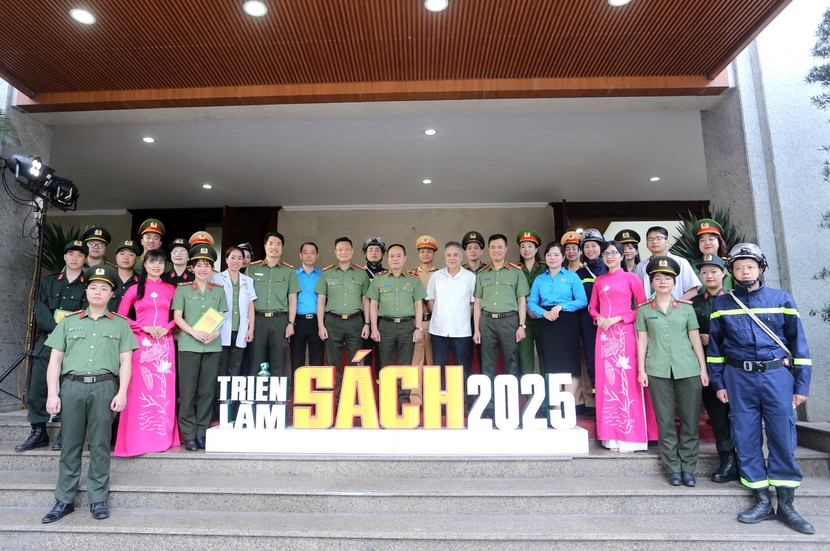 Thiếu tướng Nguyễn Thanh Tùng - Giám đốc CATP cùng các đại biểu trước giờ khai mạc hội nghị