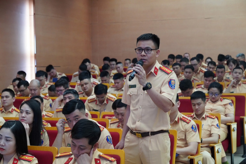 Cán bộ, chiến sỹ dự hội nghị trao đổi vấn đề với Báo cáo viên