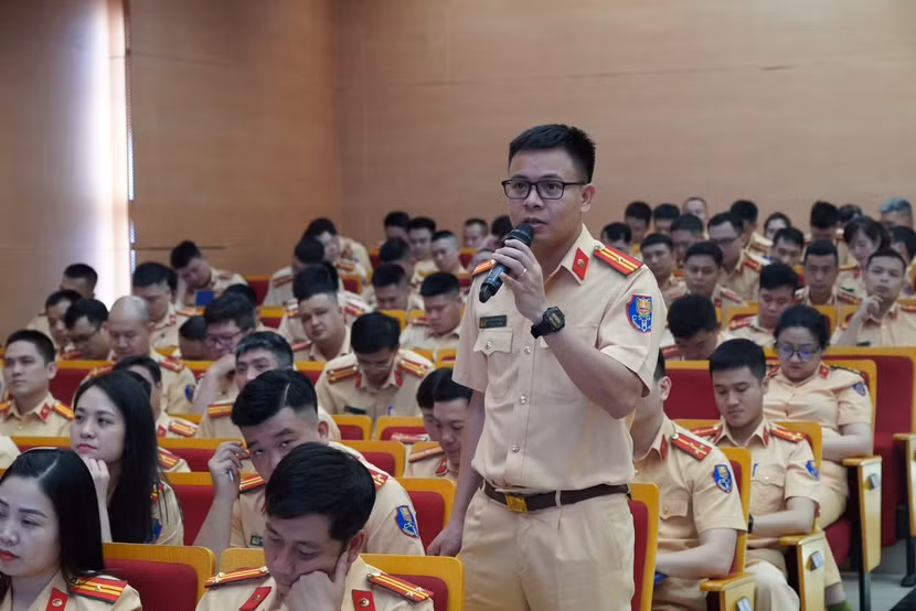 Cán bộ, chiến sỹ dự hội nghị trao đổi vấn đề với Báo cáo viên