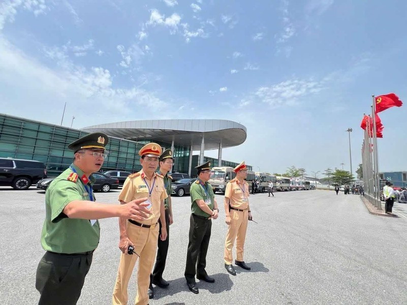 Đại tá Nguyễn Thành Long - Phó Giám đốc CATP Hà Nội trực tiếp kiểm tra công tác đảm bảo an ninh an toàn trước chuyến thăm, làm việc tại Việt Nam của đoàn đại biểu cấp cao nước Cộng hòa nhân dân Trung Hoa