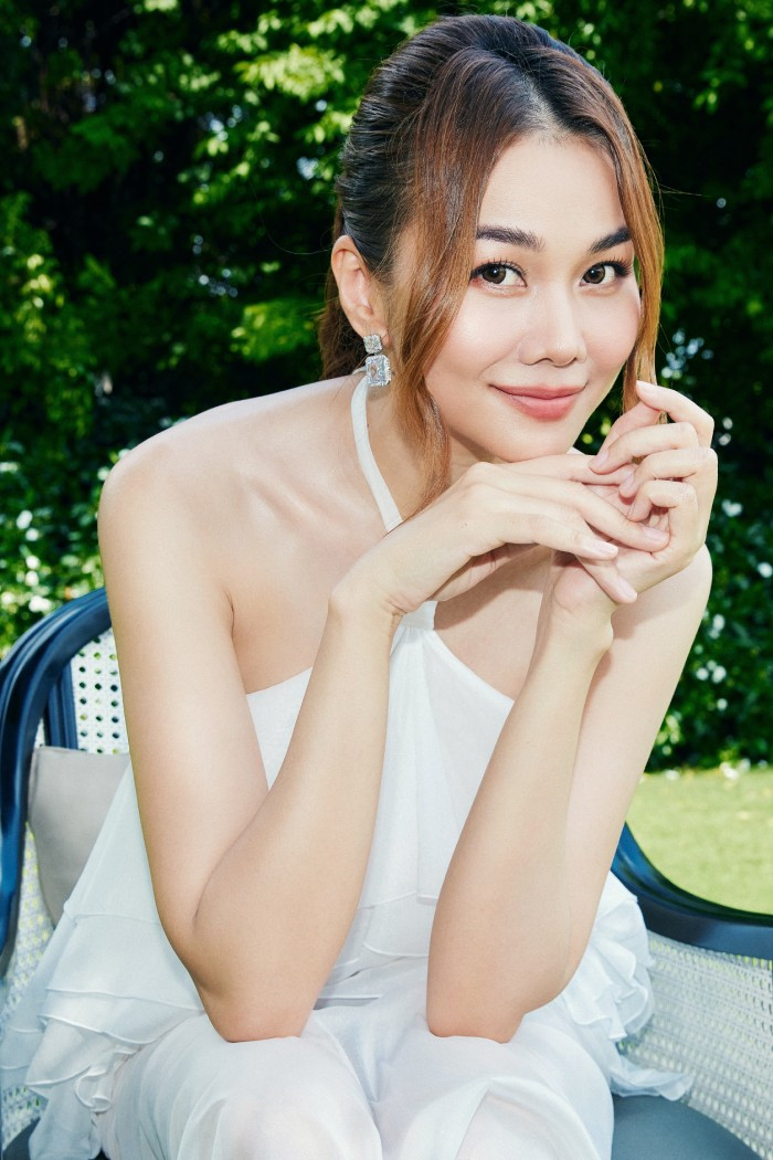 Thanh Hằng được một số vị khách khen "lão hóa ngược" ở tuổi 41, nhờ làn da tươi trẻ, mịn màng. Siêu mẫu cho hay, cô luôn lắng nghe cơ thể mình, nên chọn một chế độ ăn uống, tập luyện phù hợp