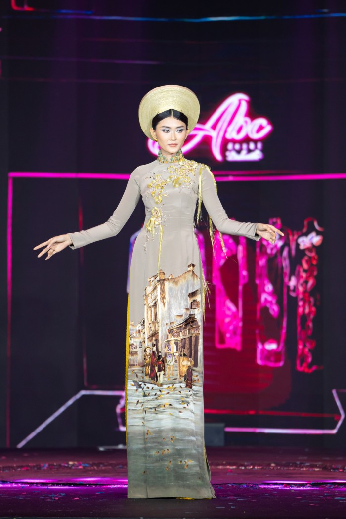 Bộ sưu tập áo dài của những năm 70 cho đến nay, áo dài không có sự thay đổi nhiều về kỹ thuật may lại mang đến tinh thần hiện đại hơn cho những người phụ nữ