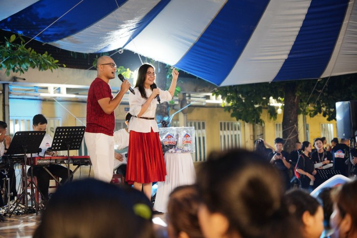 Vợ chồng Huỳnh Đông - Ái Châu có nhiệm vụ kêu gọi khán giả