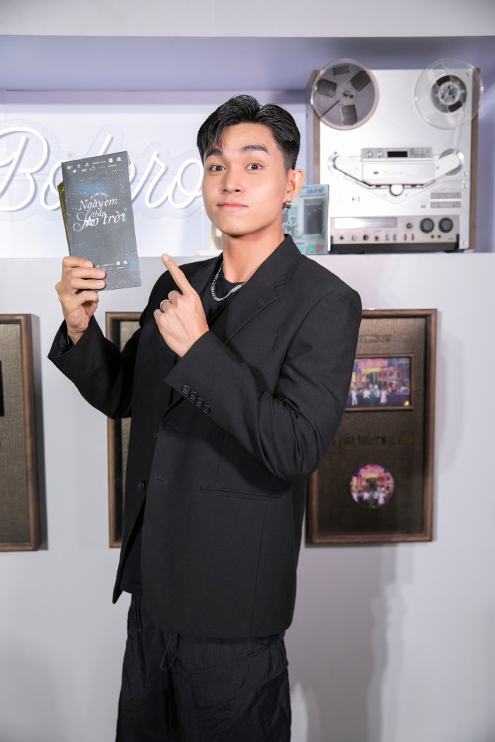 Jun Phạm trẻ trung xuất hiện