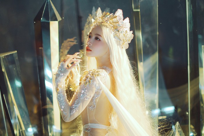 Chuyên gia trang điểm chọn cho Chi Pu gam màu tự nhiên với kỹ thuật tán kem tỉ mỉ, tạo nên lớp nền mỏng mịn hoàn hảo