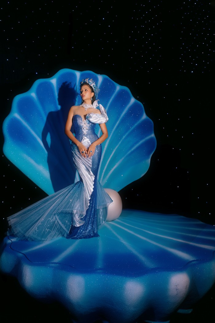 H’Hen Niê rất hào hứng cho lần xuất hiện này, cô tranh thủ tạo nhiều kiểu dáng chụp ảnh bên trong hậu trường để lưu niệm