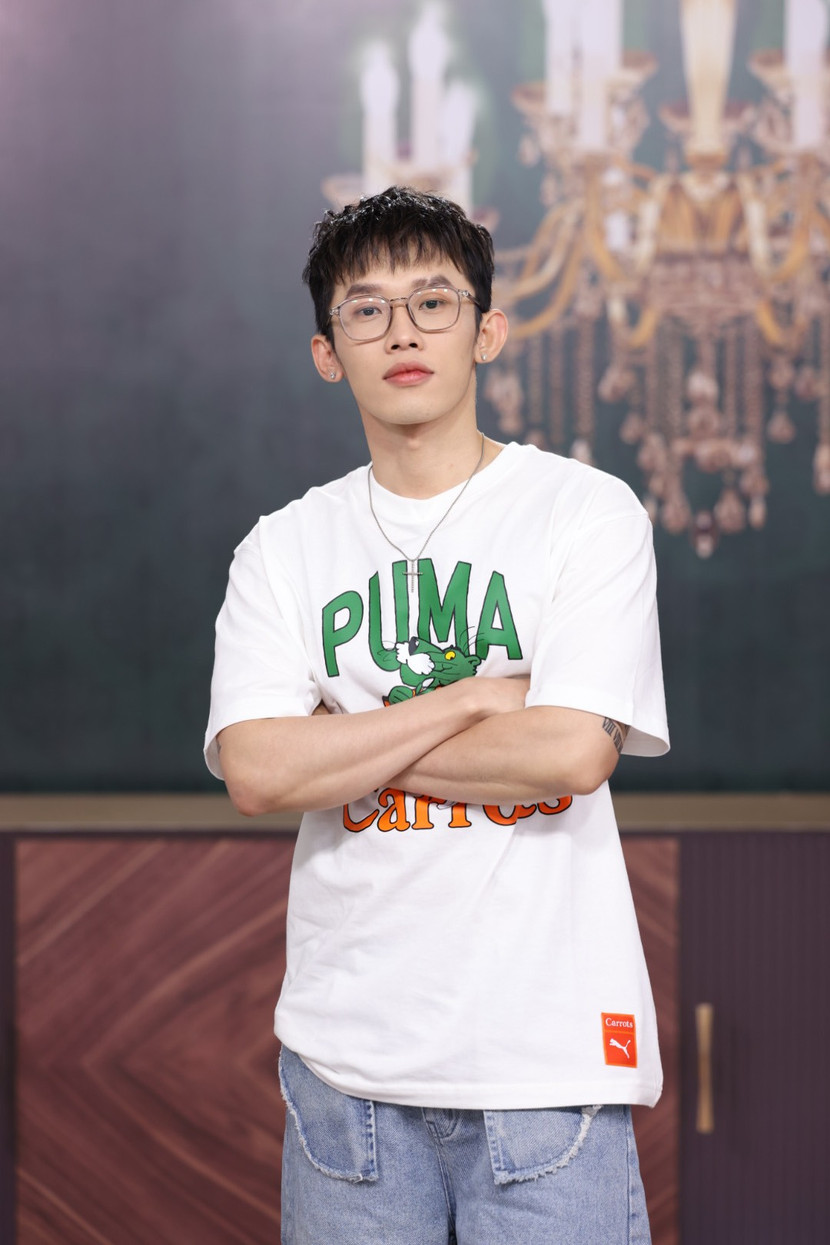 Kay Trần thu hút sự chú ý của khán giả khi livestream