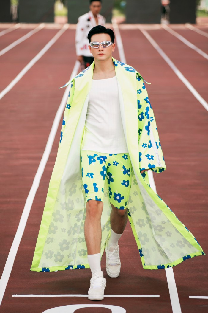 Người mẫu, diễn viên Lê Xuân Tiền sải bước trên sàn diễn. BST với hoạ tiết như ngôi sao, sọc, chữ số và những slogan khơi dậy tinh thần luôn đương đầu với thử thách và luôn là chính mình