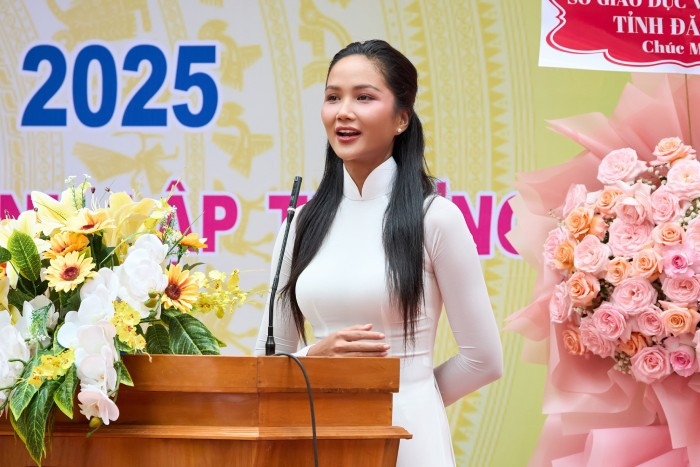 Hoa hậu H'Hen Niê phát biểu tại lễ khai giảng ở trường cũ Hoa hậu H'Hen Niê phát biểu tại lễ khai giảng ở trường cũ