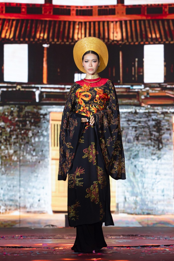 Minh Tú xuất hiện với bộ áo dài được lấy cảm hứng từ trang phục của những người phụ nữ trong đại nội Huế. Minh Tú thể hiện thần thái của sự quyền lực, nghiêm trang của người phụ nữ thời phong kiến thông qua bộ trang phục