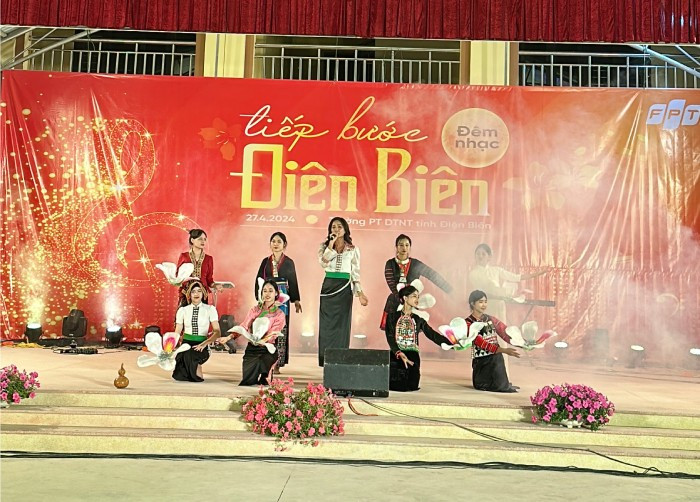 H'Hen Niê trong buổi giao lưu âm nhạc tại Điện Biên H'Hen Niê trong buổi giao lưu âm nhạc tại Điện Biên