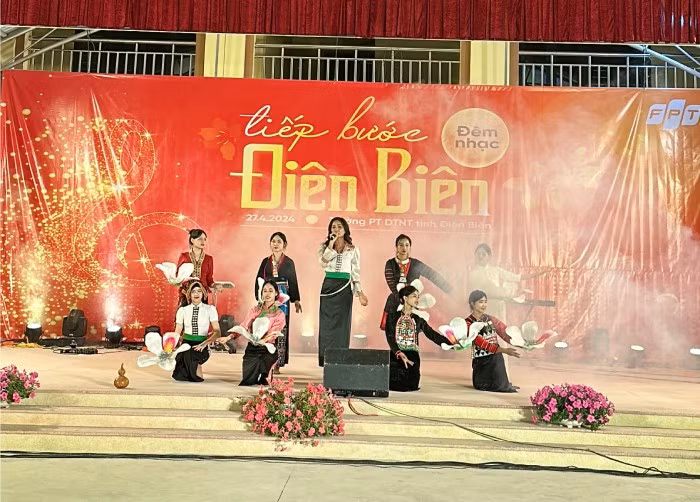 H'Hen Niê trong buổi giao lưu âm nhạc tại Điện Biên H'Hen Niê trong buổi giao lưu âm nhạc tại Điện Biên