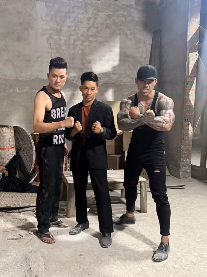 Quách Ngọc Tuyên và Hồng Hải trong "Vi Cá tiền truyện" Quách Ngọc Tuyên và Hồng Hải trong "Vi Cá tiền truyện"